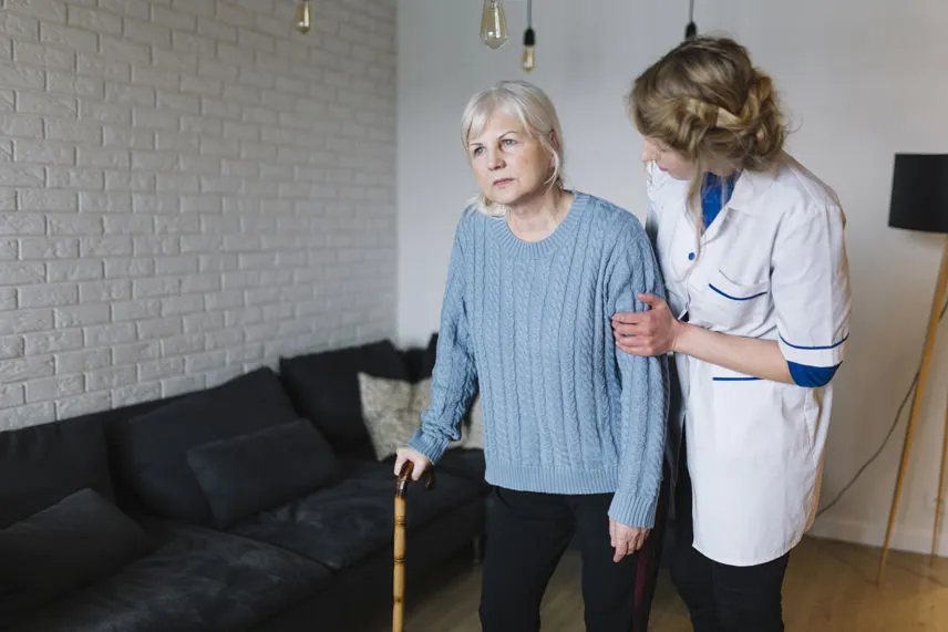 Visita domiciliare a Verona, medico di base che assiste un paziente a casa – Studio Dott.ssa Chiara Zandonà, Grezzana.