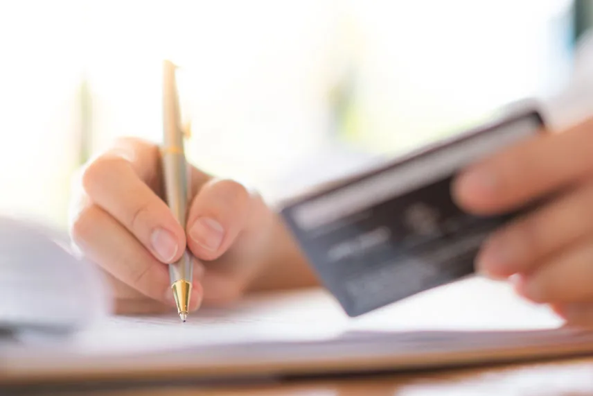 Immagine che come simbolo di risarcimento danni, documenti e bancomat